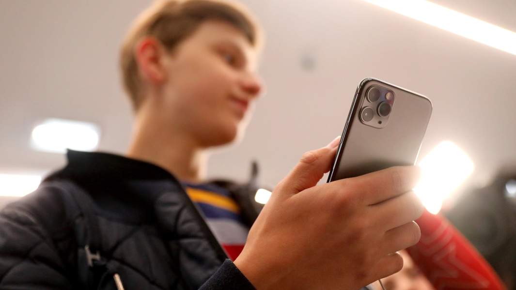 Молодой человек с iphone