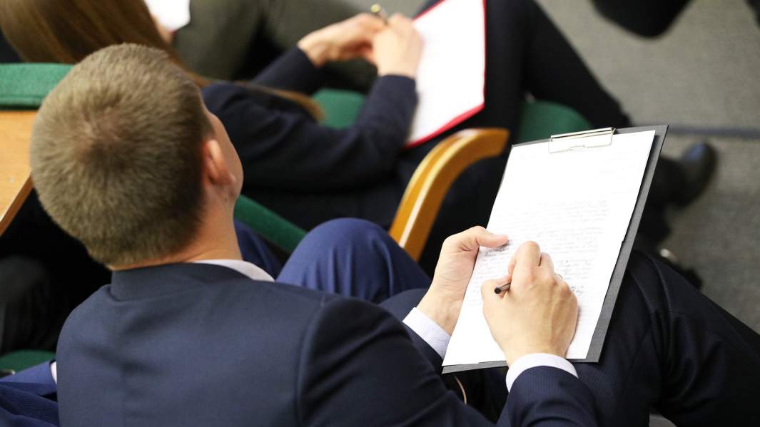 Мужчина делает записи