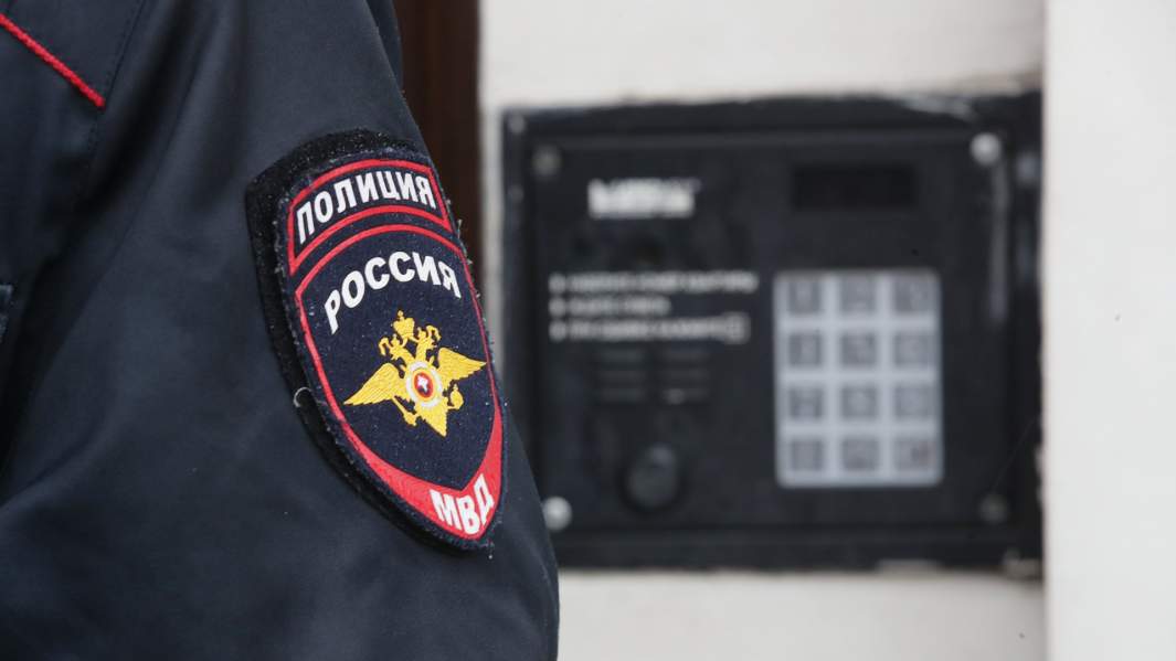 Полиция у подъезда