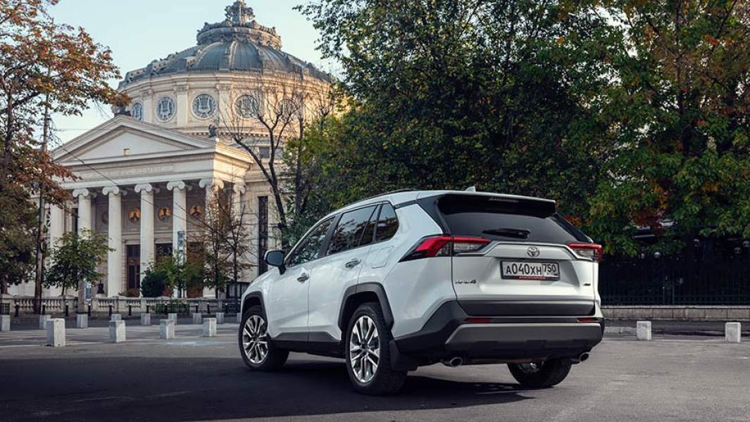 вид сзади на машину toyota rav