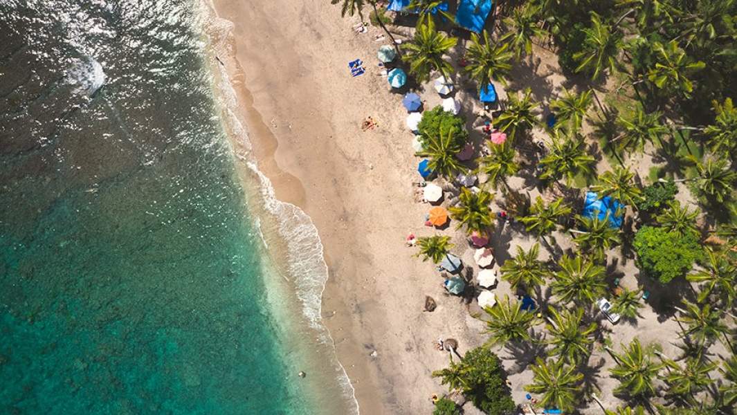 Пляж на курорте Нуса-Пенида в Индонезии