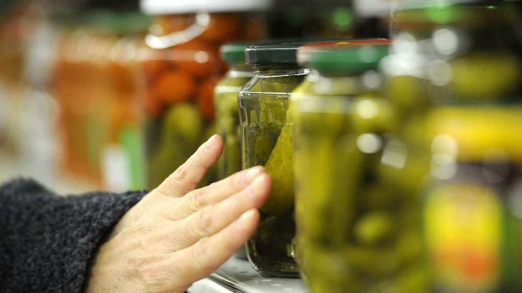 банки с огурцами