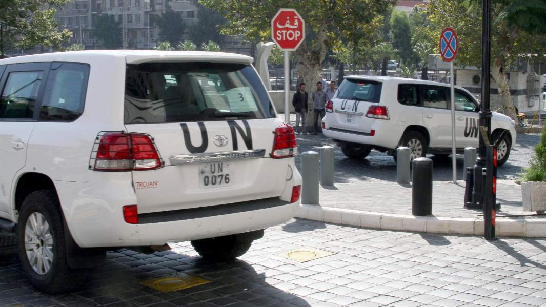 Во время рассмотрения группы по разоружению химического оружия, колонна автомобилей Организации Объединенных Наций, покидающая отель Four Seasons в Дамаске, Сирия, 2013 год