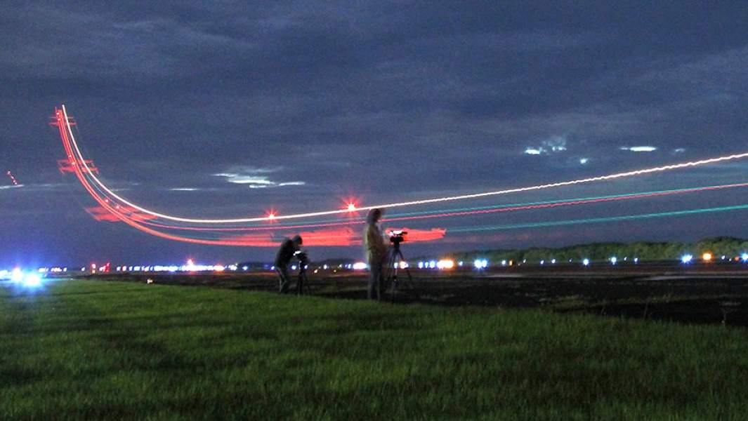 Американский палубный истребитель-бомбардировщик F/A-18E Super Hornet отрабатывает посадку на авиабазе на Иводзиме