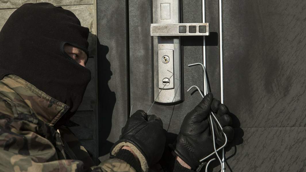 вор вскрывает замок