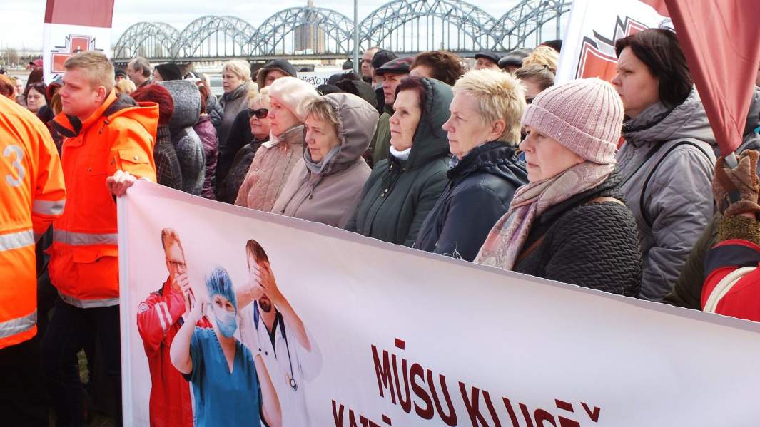 Массовый митинг латвийских медиков