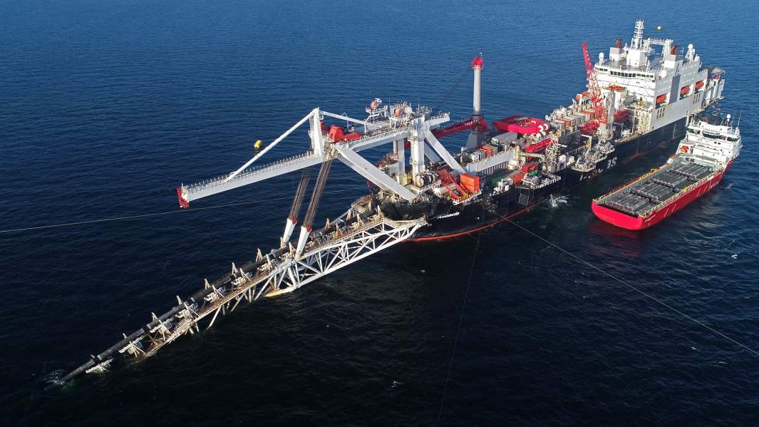 Судно прокладывает трубы газопровода «Северный поток-2»