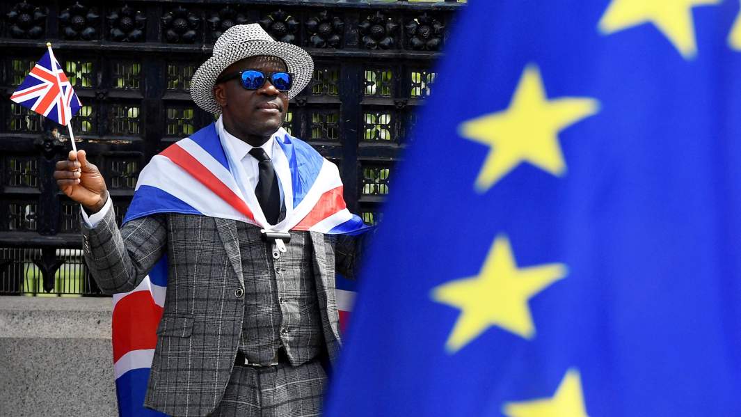 Мужчина с флагом Великобритании