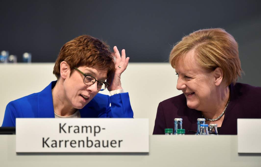 Председатель партии Христианско-демократического союза Германии (ХДС) Аннегрет Крамп-Карренбауэр и канцлер Германии Ангела Меркель на съезде партии ХДС в Лейпциге. 22 ноября 2019 года