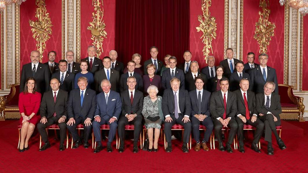 Фото глав стран-участников НАТО с королевой Великобритании Елизаветой II