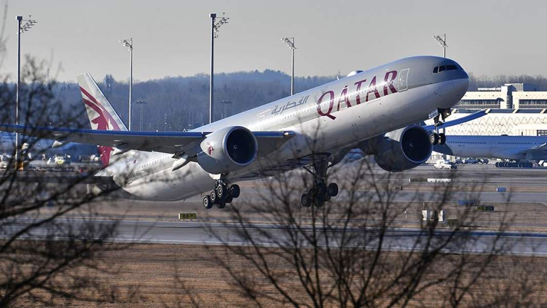 Boeing 777-300 Катарских авиалиний взлетает в аэропорту Мюнхена
