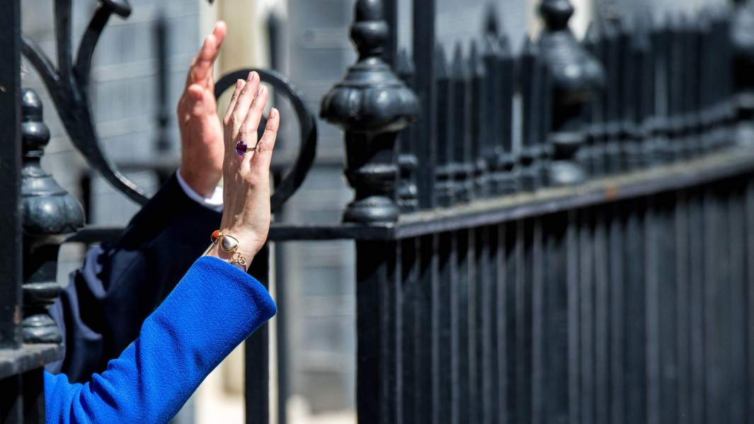 Тереза Мэй в сопровождении своего мужа Филиппа покидает свой пост после своего последнего обращения к народу