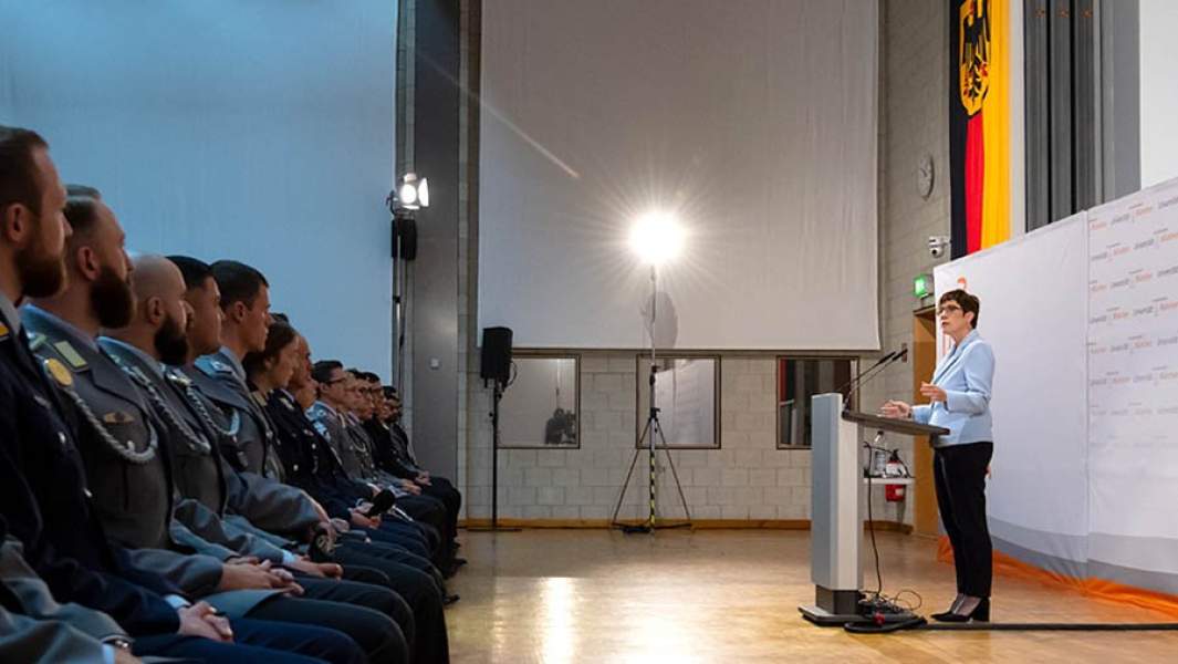 Аннегрет Крамп-Карренбауэр (в народе и немецкой прессе АКК) выступила перед учащимися Университета Бундесвера в Мюнхене