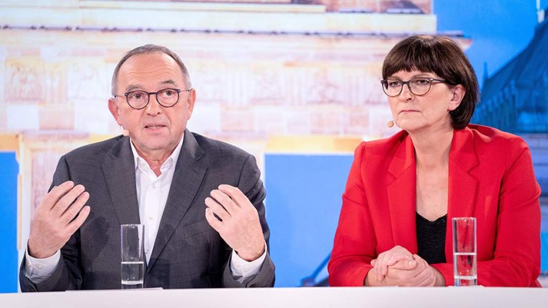 Кандидаты в лидеры Социал-демократической партии Германии (СДПГ) Норберт Вальтер-Борьянс и Саския Эскен во время теледебатов. 18 ноября 2019 года