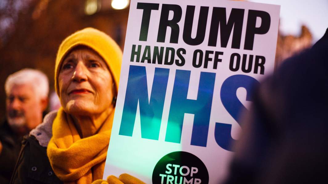 Демонстрация против продажи NHS в Лондоне
