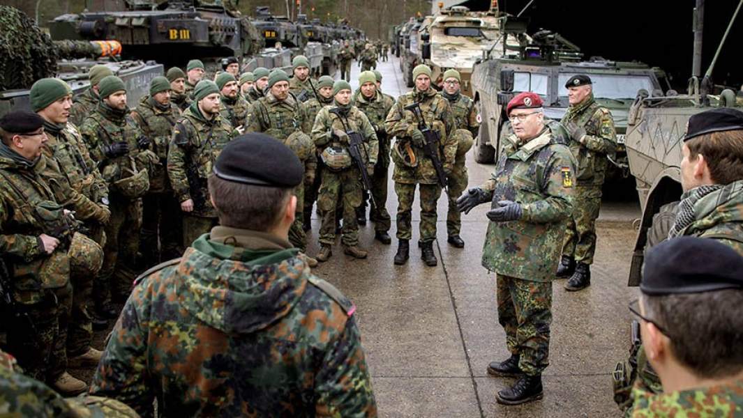 Генеральный инспектор Эберхарт Цорн во время посещения тренировочного полигона в Мюнстере