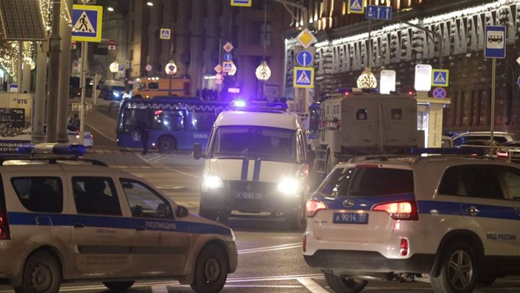 У здания ФСБ на Лубянской площади в Москве