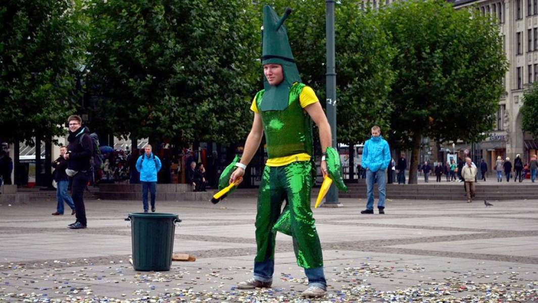 Молодой человек в костюме, ожидающий поцелуя девушки