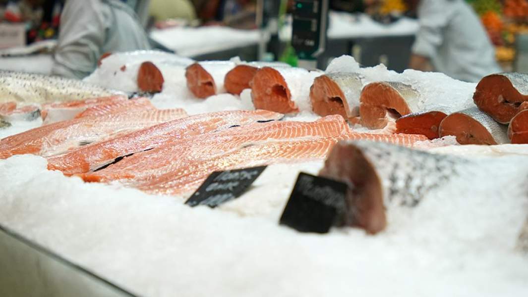 Свежая семга на рынке