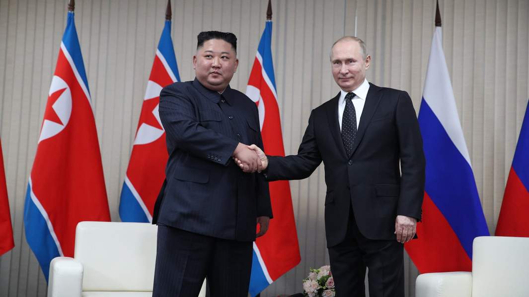 Президент РФ Владимир Путин и председатель Госсовета Корейской Народно-Демократической Республики Ким Чен Ын во время встречи в кампусе ДВФУ во Владивостоке