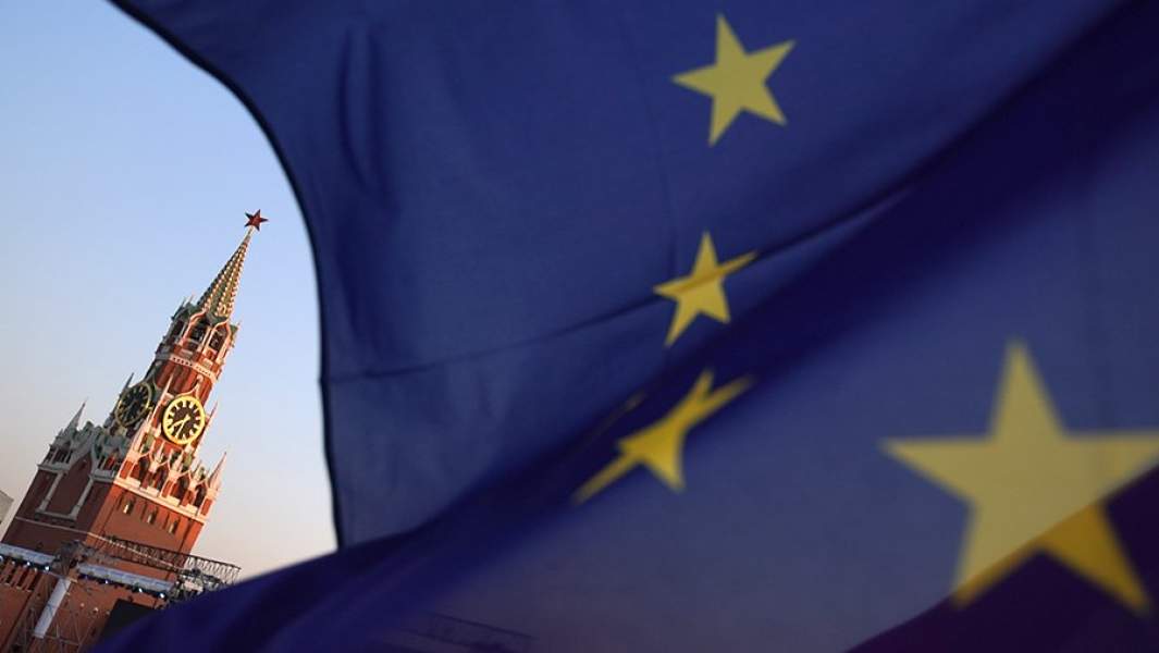 Флаг Евросоюза на торжественной церемонии открытия XII Международного военно-музыкального фестиваля «Спасская башня» на Красной площади в Москве