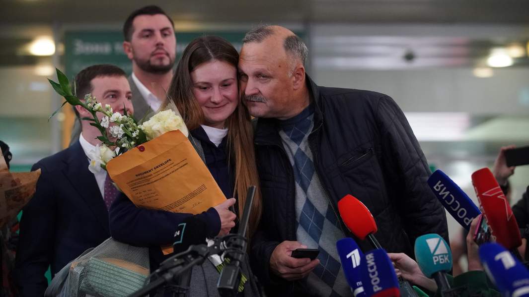 Мария Бутина, освобожденная из тюрьмы в США, с отцом Валерием Бутиным