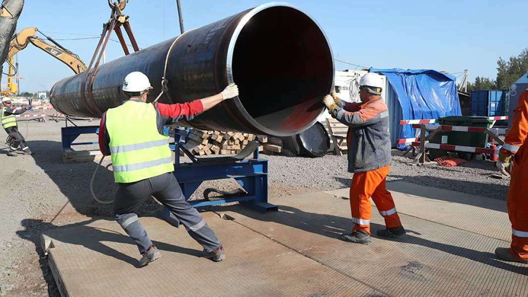 Рабочие на участке строительства газопровода «Северный поток-2» в Ленинградской области