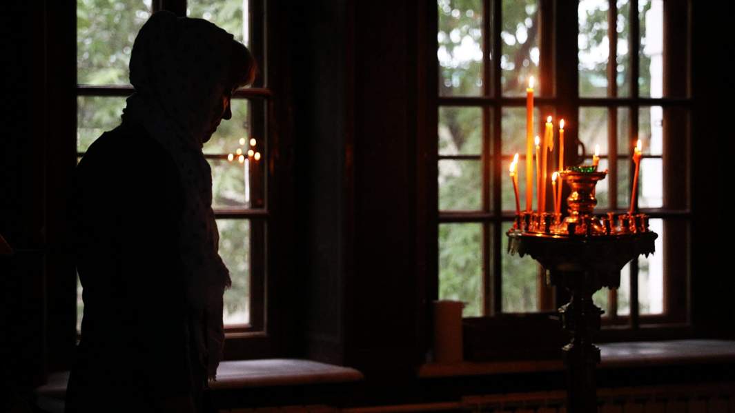 Женщина молится