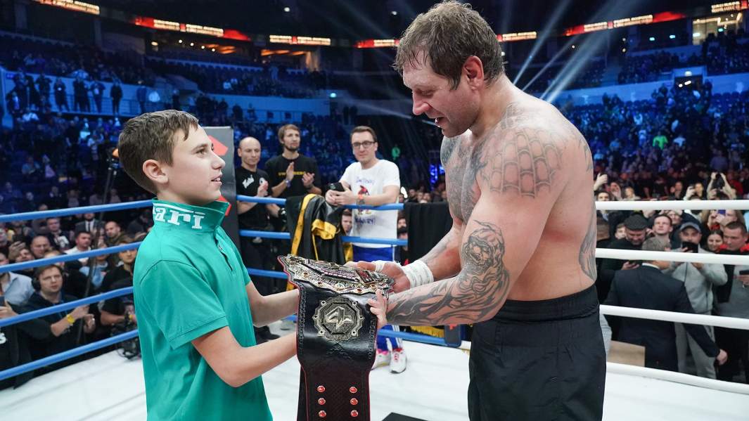 Вячеслав Дорошенко вручает пояс победителя Александру Емельяненко