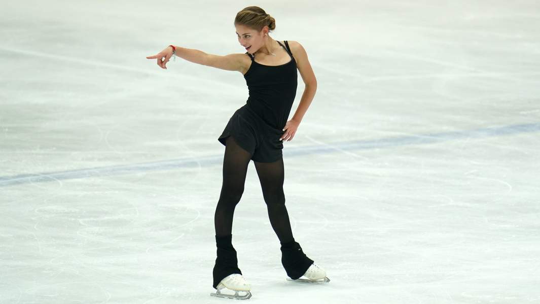 Алена Косторная выступает с произвольной программой в женском одиночном катании на контрольных прокатах по фигурному катанию в Москве
