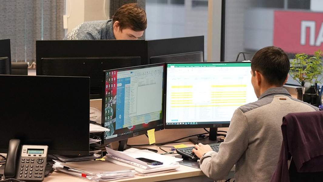 Сотрудники в офисе компании