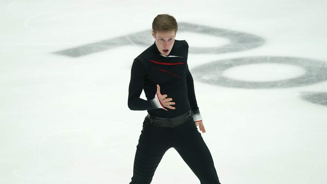 Александр Самарин выступает в произвольной программе мужского одиночного катания на V этапе Гран-при по фигурному катанию в Москве