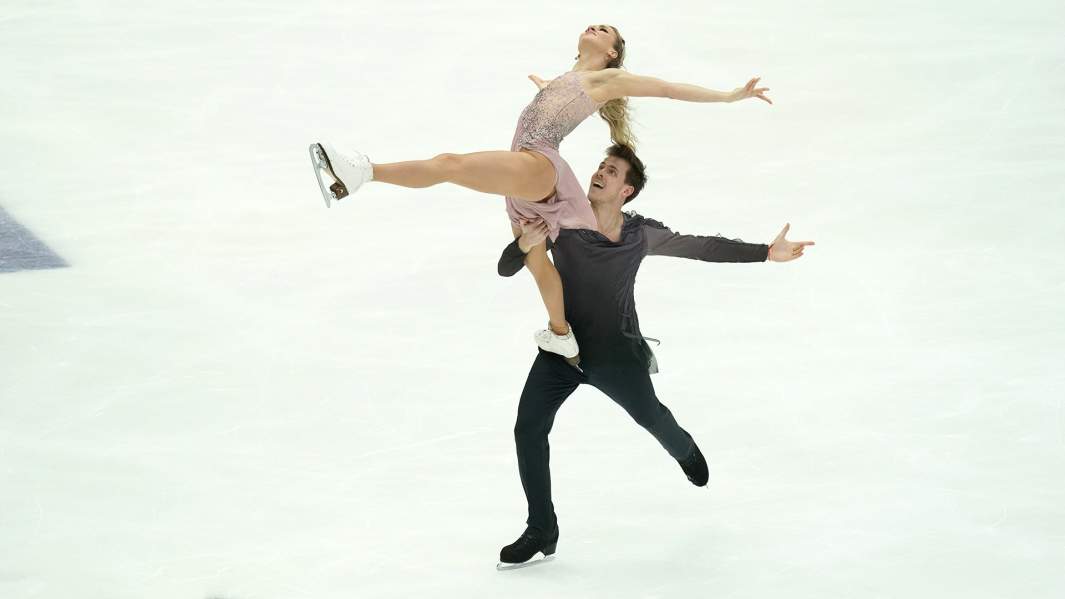 Виктория Синицина и Никита Кацалапов выступают с произвольной программой в соревнованиях среди танцевальных пар на V этапе Гран-при по фигурному катанию в Москве