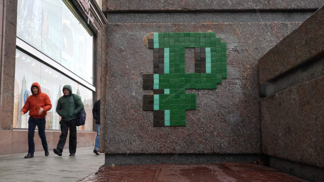 Знак рубля на стене на улице