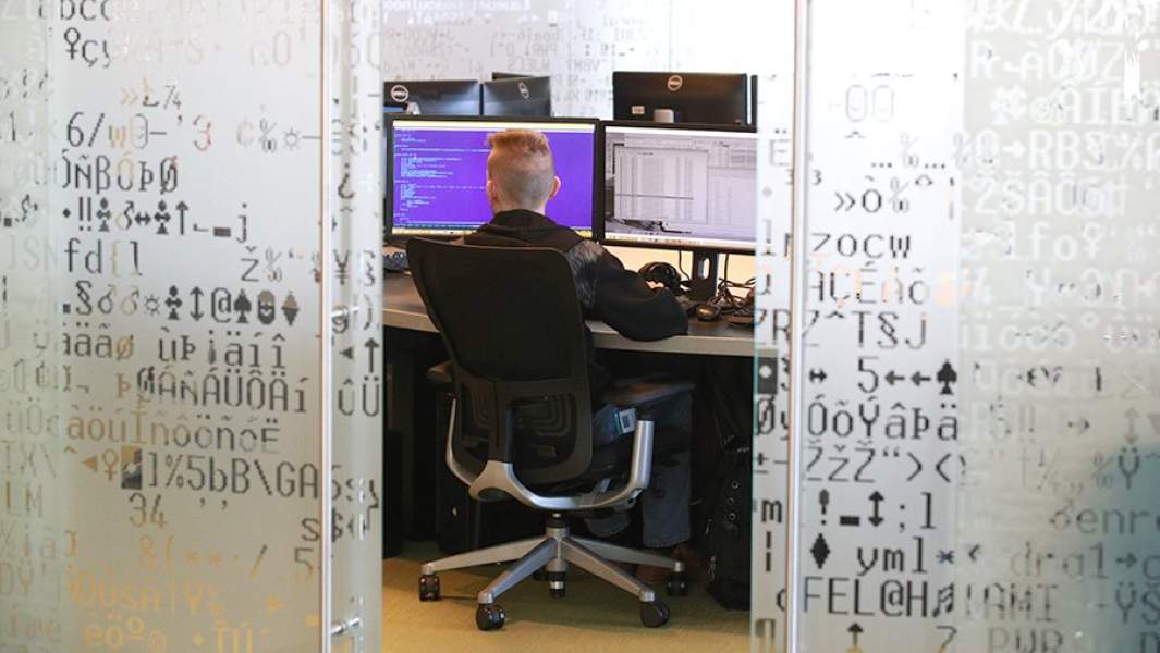 Человек за компьютером