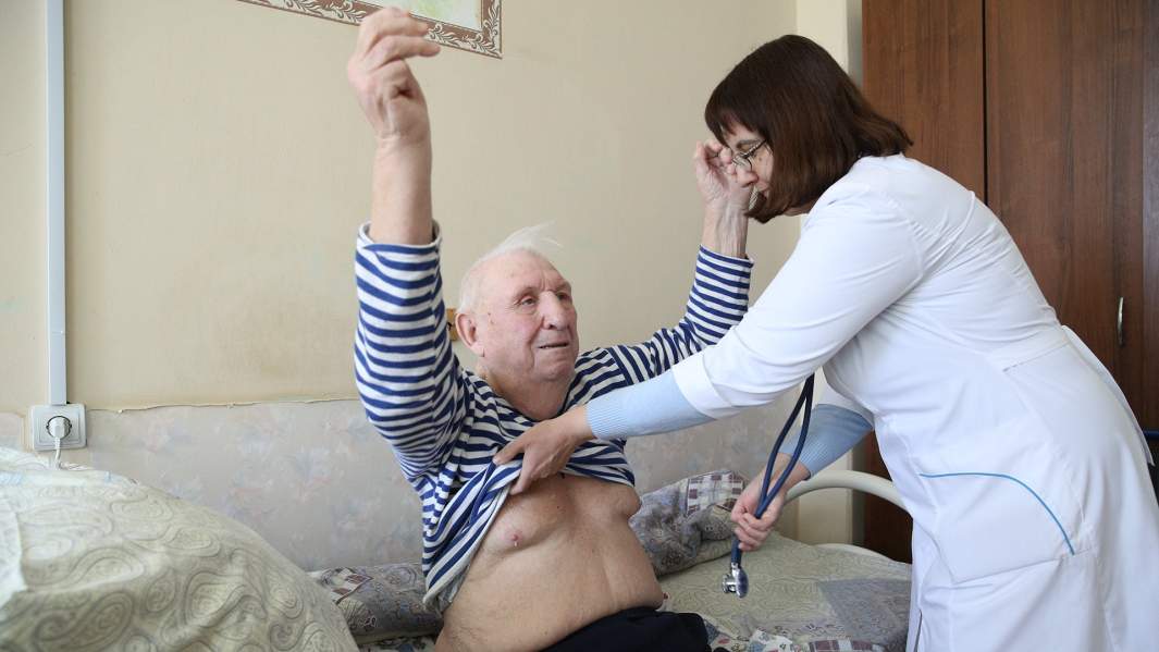 Врач слушает сердцебиение