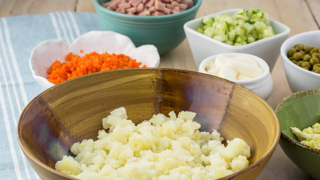 Рубить по-русски: как окрошка стала салатом Оливье