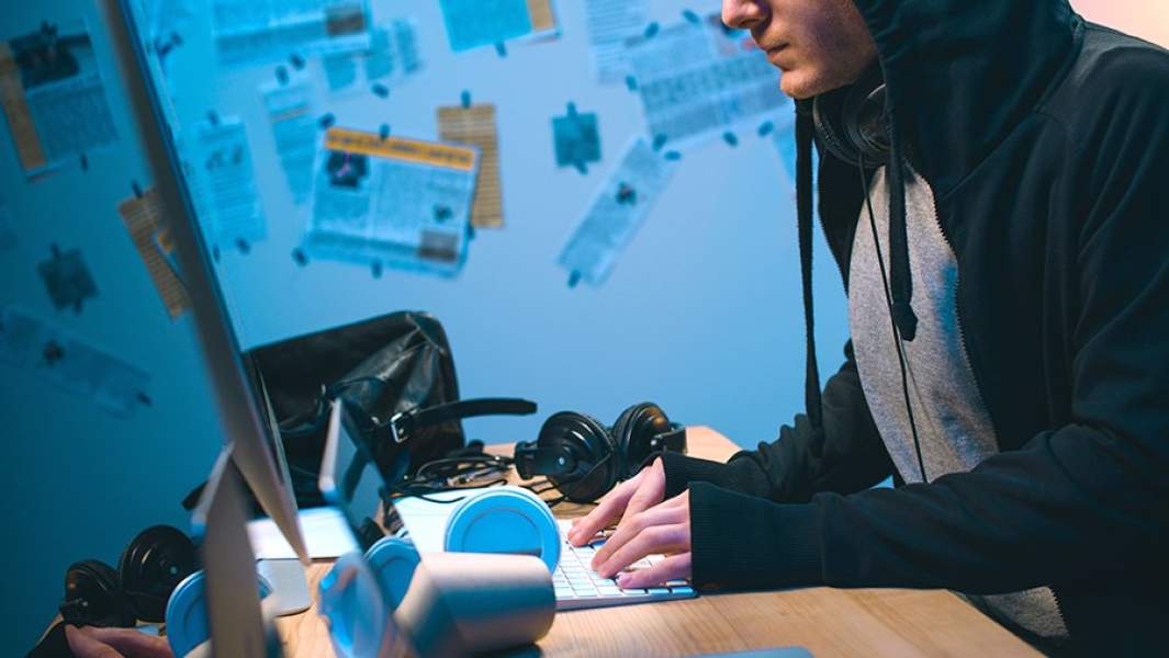 Человек за компьютером