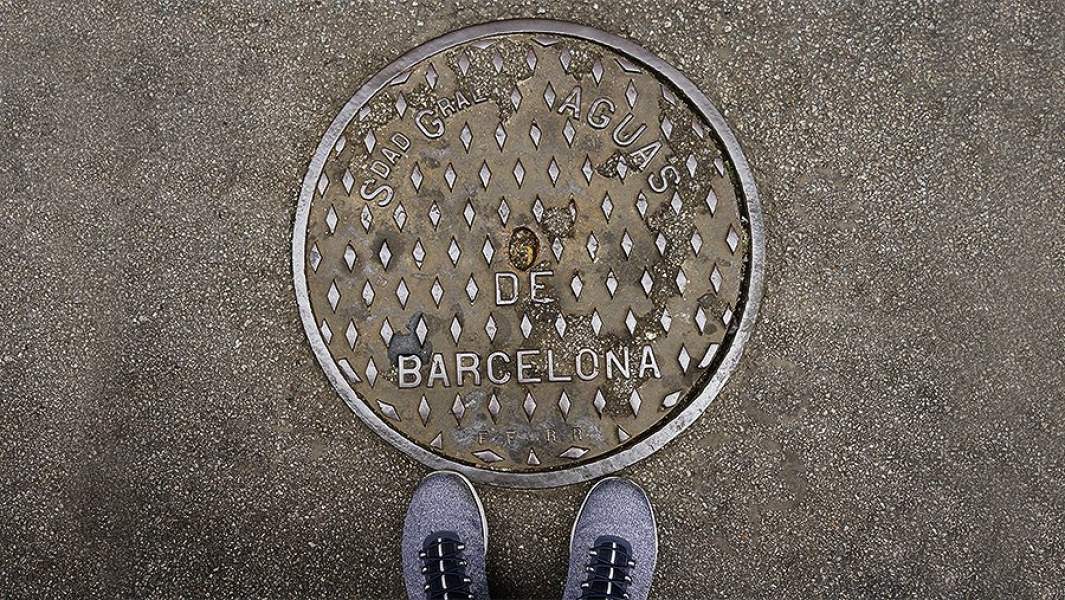 канализация люк барселона ноги асфальт