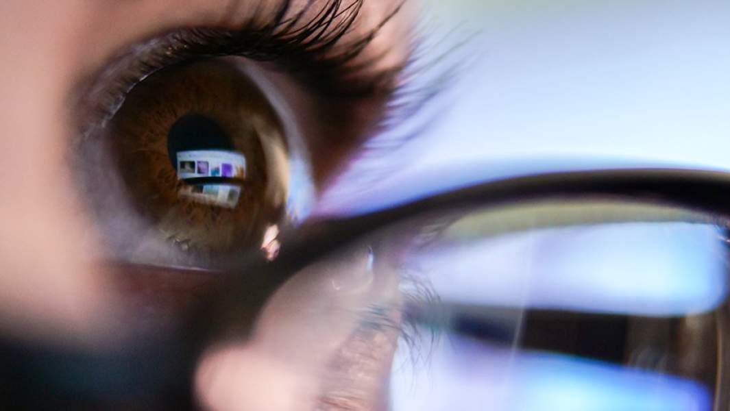 Отражение экрана компьютера в зрачке глаза