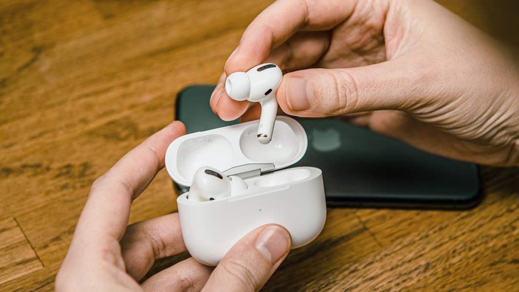 Как зарядить airpods 2. AIRPODS 3rd Generation. Заряженный AIRPODS Pro. MAGSAFE Charger заряжает AIRPODS. Приспособление для чистки AIRPODS.