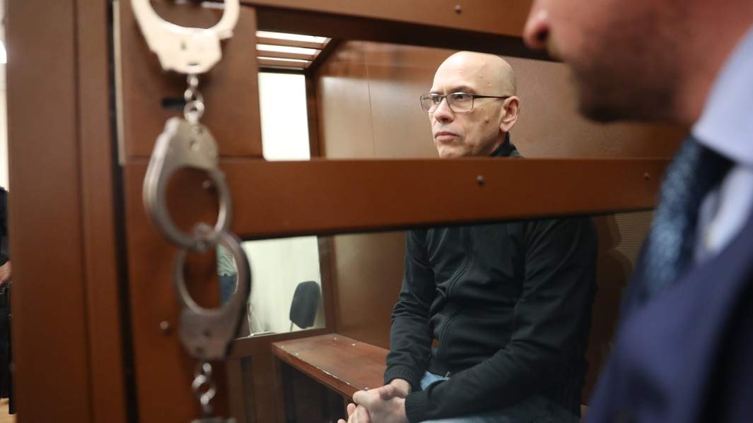 Бывший министр финансов Московской области Алексей Кузнецов, экстрадированный из Франции по обвинению в хищениях более 11 млрд рублей, во время заседания в Басманном районном суде