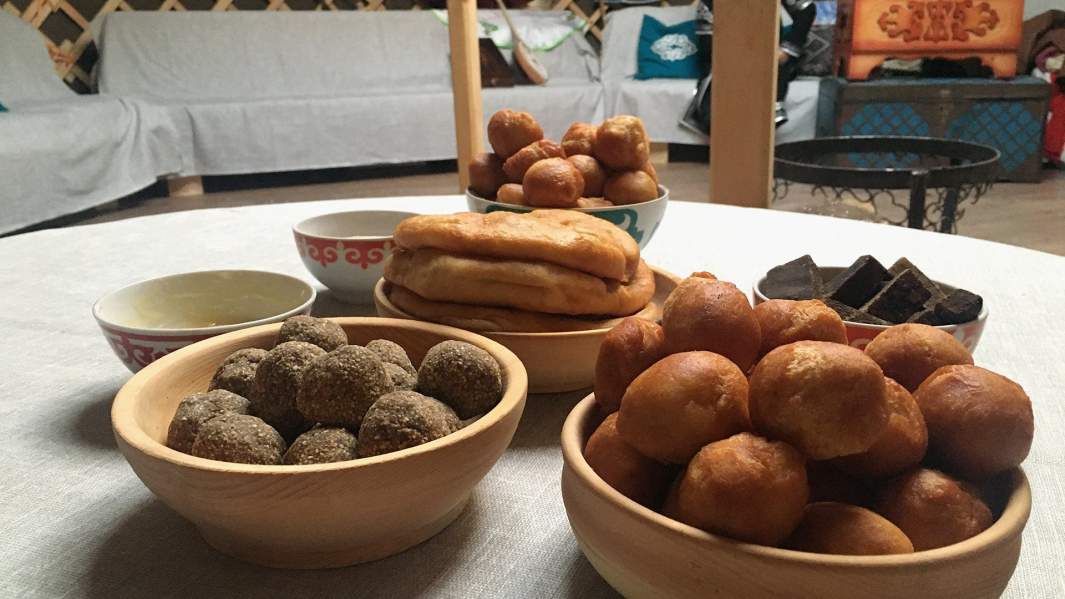 Теплые пончики — «борсооки», сыр «курут», «талхан» (обжаренный молотый ячмень, который добавляют в чай), «ток-чок» — шарики из кедровых орехов