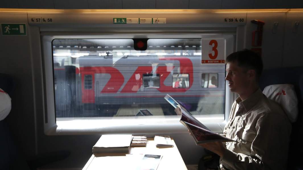 Пассажир в вагоне поезда