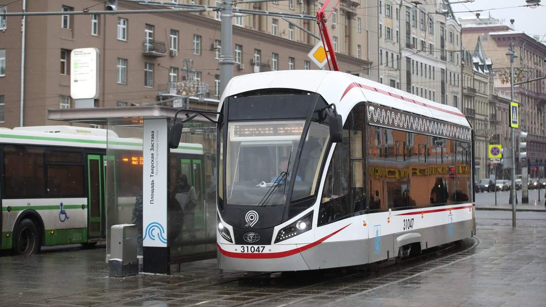 Автобус и трамвай у остановки