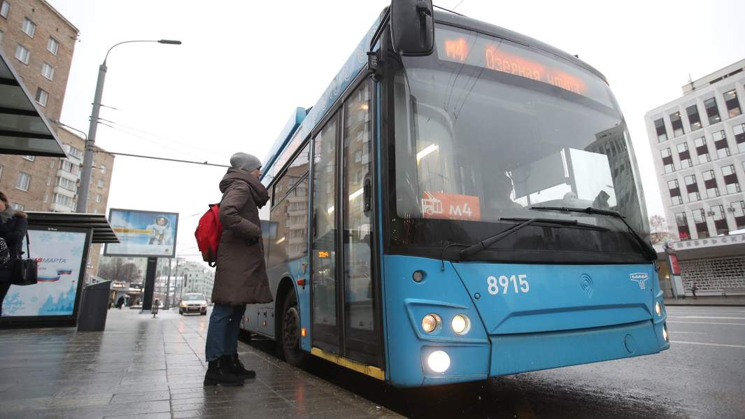 Автобус у остановки