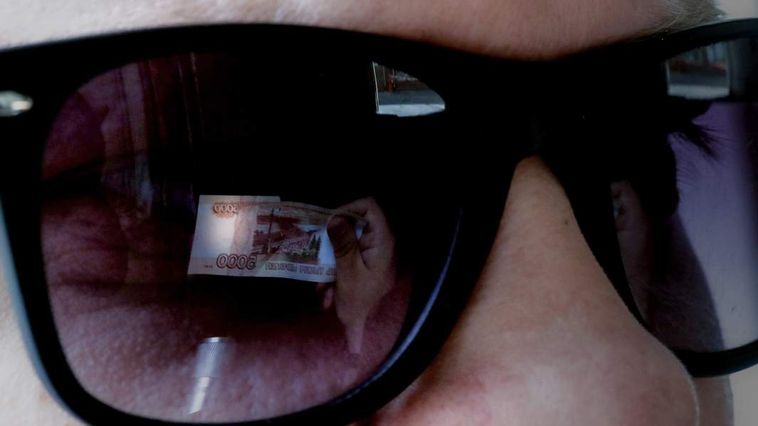 купюра отражение в очках 