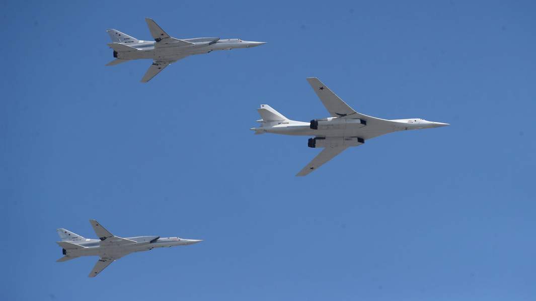 Cверхзвуковой стратегический бомбардировщик Ту-160 и два дальних ракетоносца-бомбардировщика Ту-22М