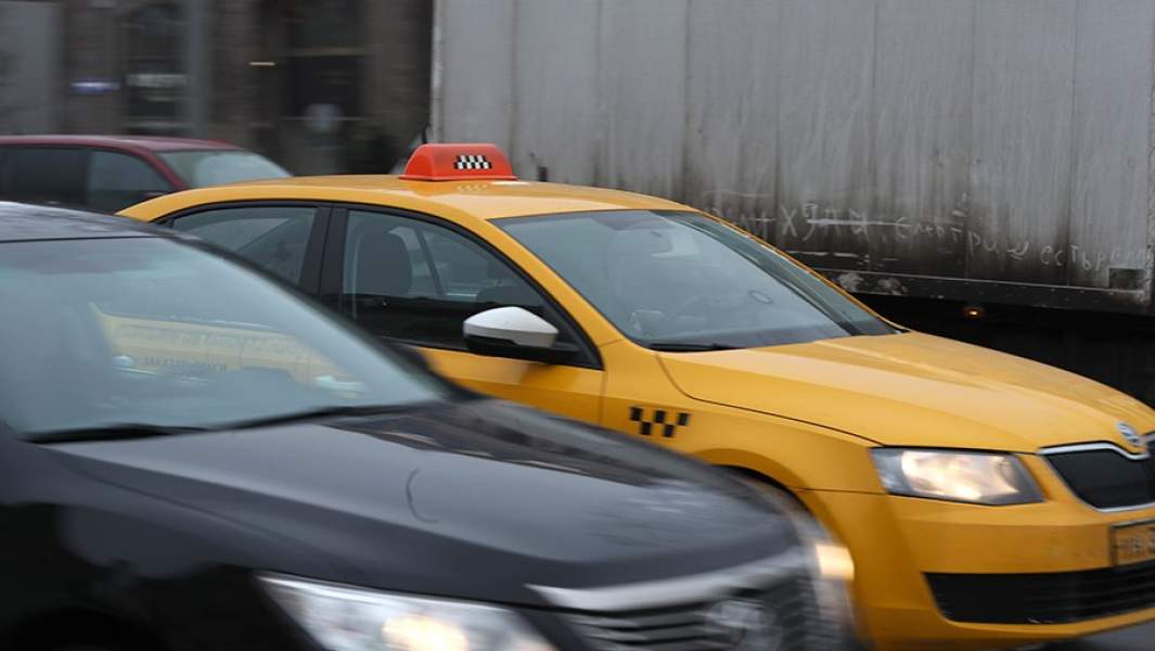 Автомобиль такси на дороге