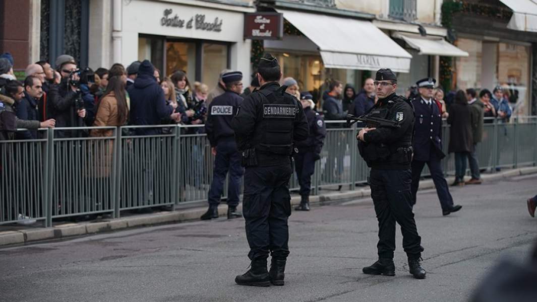 Сотрудники французской полиции у Елисейского дворца